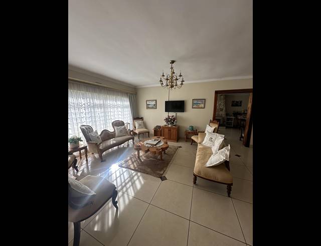 6 BEDROOM HOUSE FOR SALE IN BRACKENHURST